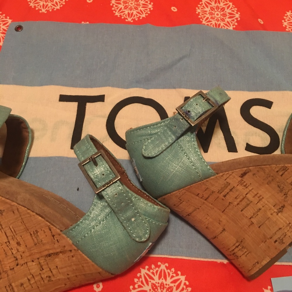 TOMS NWOT SZ 7 WEDGE SANDALS . FLAG INCLUDED . BOX NOT INCLUDED. - Picture 8 of 14